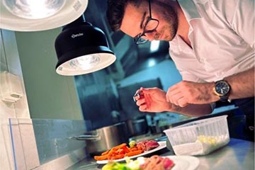 Les qualités exceptionnelles d'un chef cuisinier à domicile qui ajoutent une touche de luxe à votre expérience culinaire